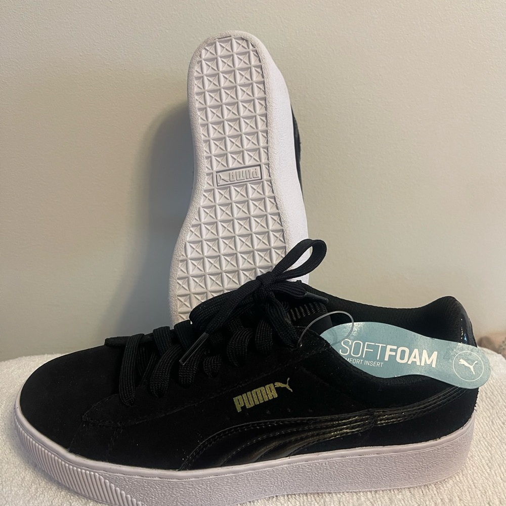 Never worn black/ white platform Puma sneakers soft foam insert so comfy & cute